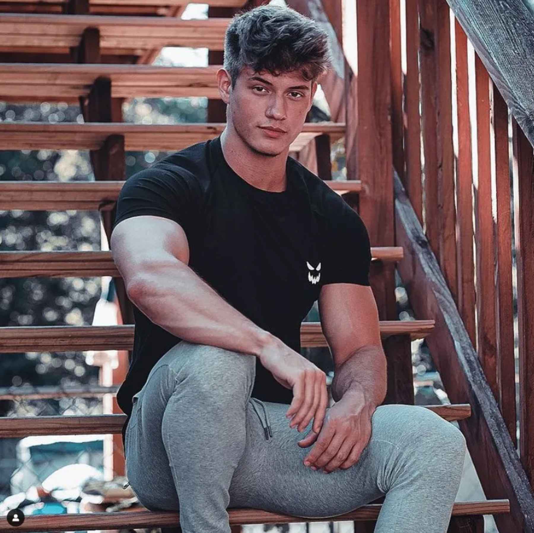 Back view of the slim-fit gym t-shirt highlighting muscle definition