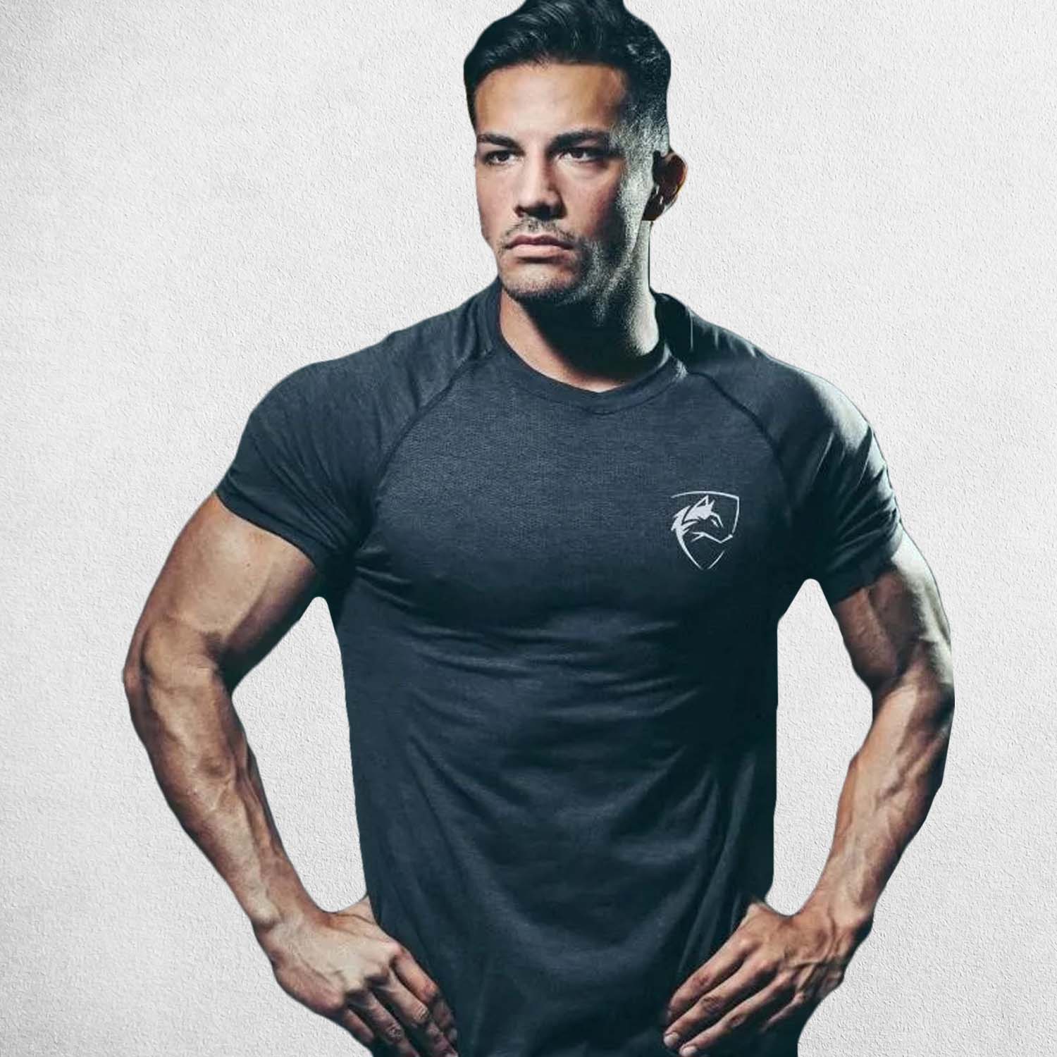 Gym Athlete wearing Black Men’s Quick-Dry Bodybuilding Tight Muscle Shirt – Compression Fit for Fitness & Sports